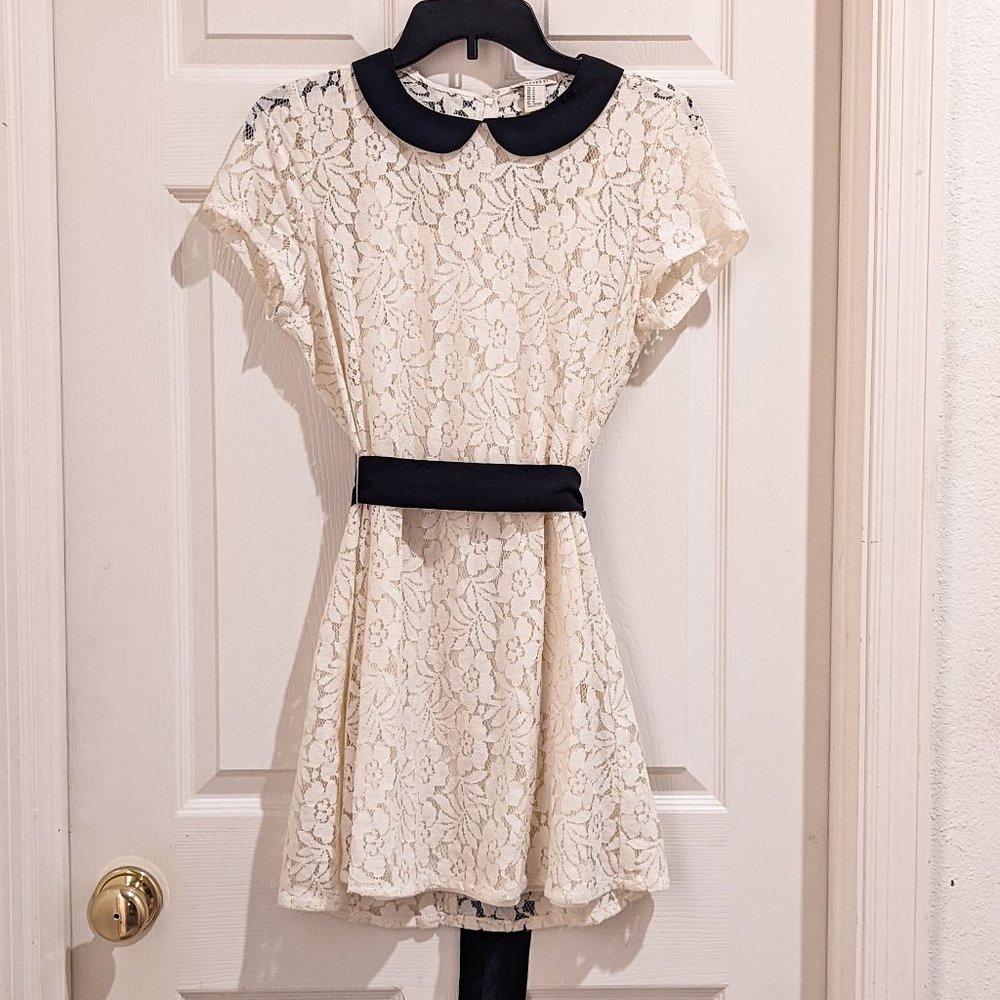 Forever 21 Black Collar White Lace Mini Dress, Short Sleeve, Size Medium, Belt